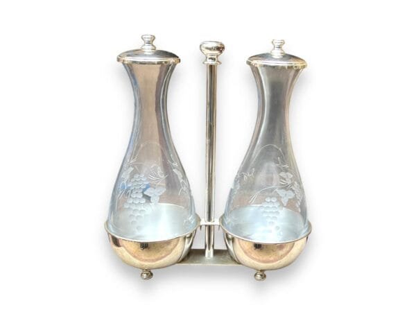 Glass wine carafe stand
