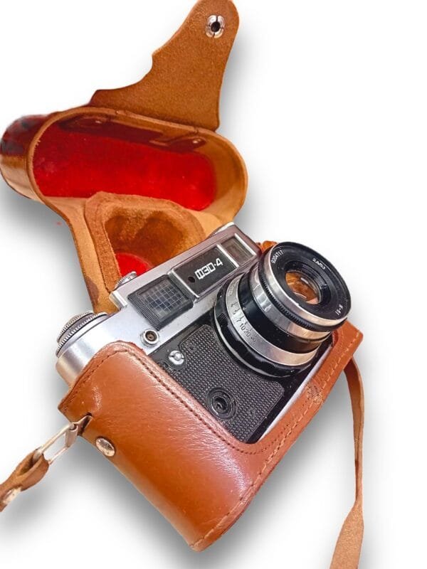 A vintage fed-4 35mm film rangefinder camera - image 2